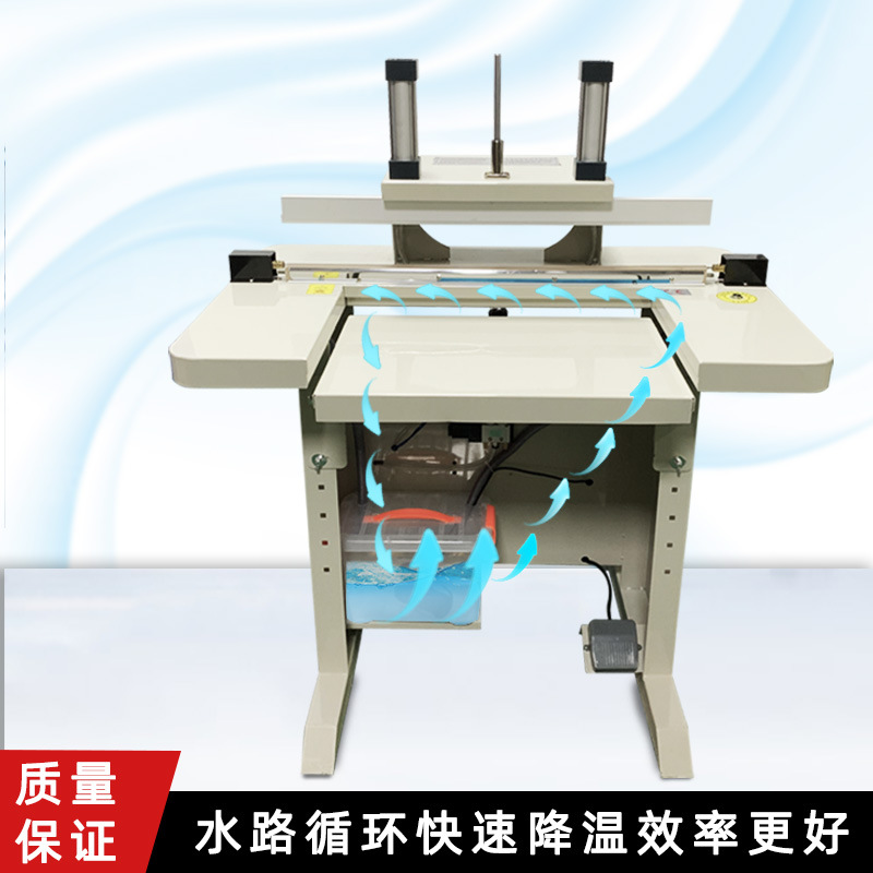 水冷封口機通過加熱元件對包裝材料進行加熱，使其達(dá)到熔化狀態(tài)，然后施加壓力將兩層包裝材料粘合在一起，實現(xiàn)封口的目的